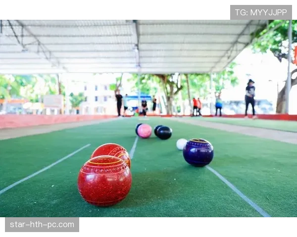 手抛球规则：何时算违例？裁判如何判定掷球动作合规