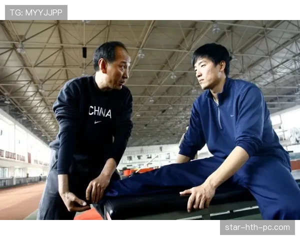 练俊杰训练场戴墨镜晃悠，活像刚领到巨额工资的有钱人